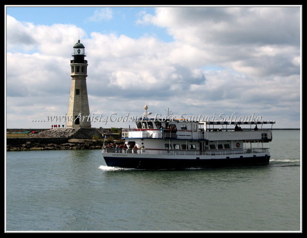 Buffalo Main &amp; the &quot;Miss Buffalo&quot; tour boat in Erie Basin Marina