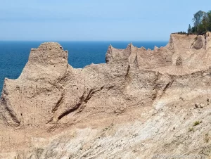 Interesting and ever-changing formations of the Chimney Bluffs